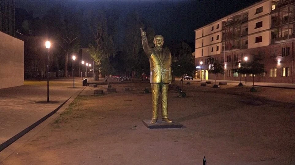 Έστησαν χρυσό άγαλμα του Ερντογάν στο Βίζμπαντεν και κάποιοι έγραψαν «Fuck you»